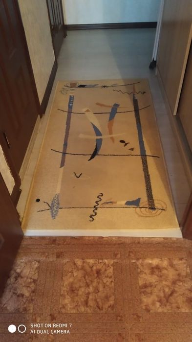 Коврик коричневого цвета с интересным рисунком