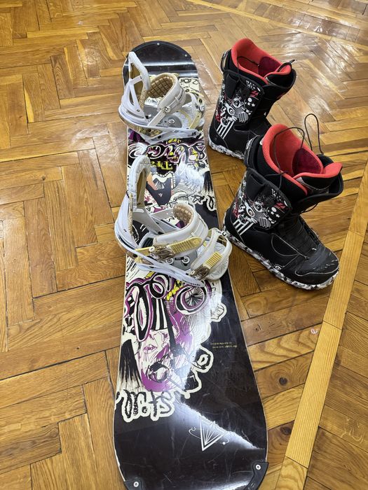 Сноуборд с креплениями и ботинками