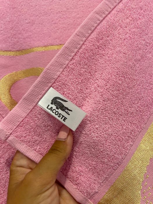 Prosop roz Lacoste