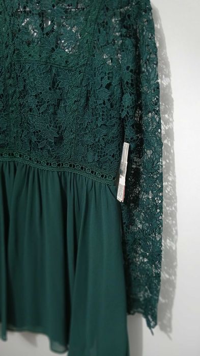 Елегантна рокля в тъмно изумрудено зелено с дантела и шифон – AQUA,