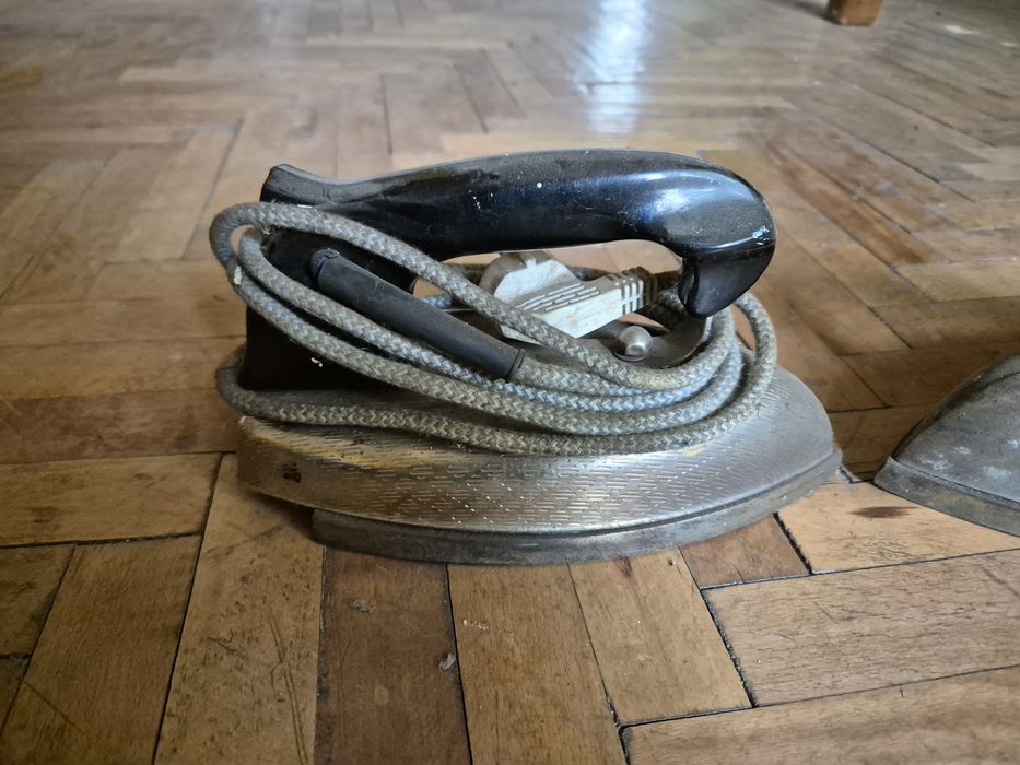 Fier de călcat vintage antichități ~ 2 bucăți