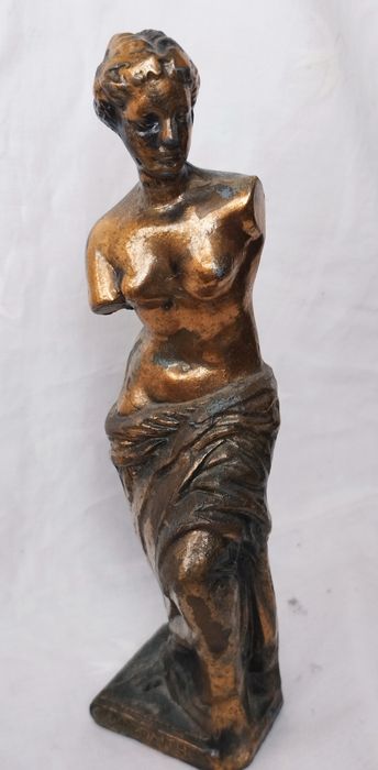 Statuetă decorativă Zeița Afrodita din antimoniu poleită cu cupru, înnălțime 24cm.