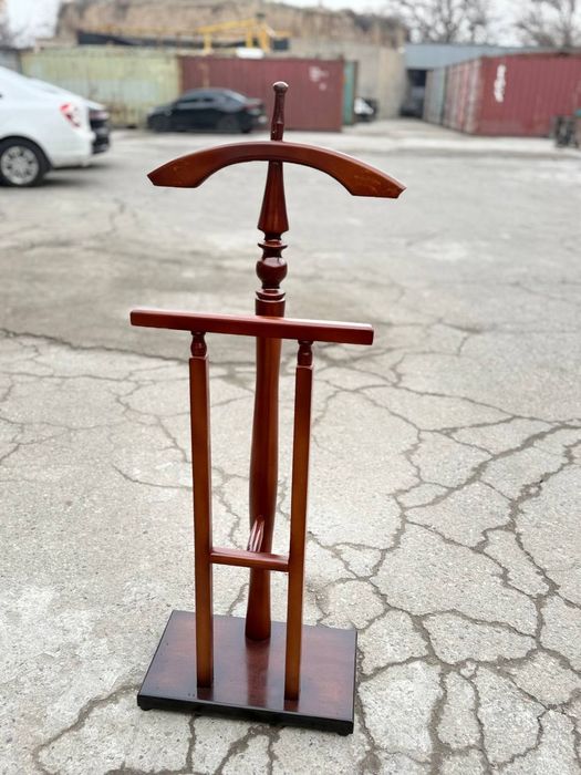 Деревянная напольная вешалка для костюмов.