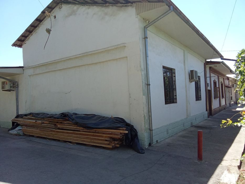 Продам дом в Мирабадском районе в доль дороги, угловой