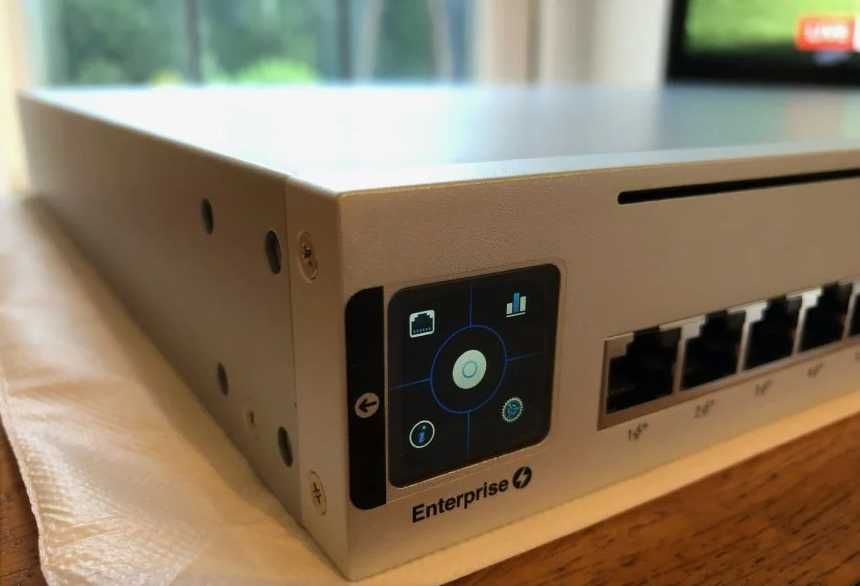 Switch Ubiquiti UniFi USW-Enterprise-24-PoE impecabil