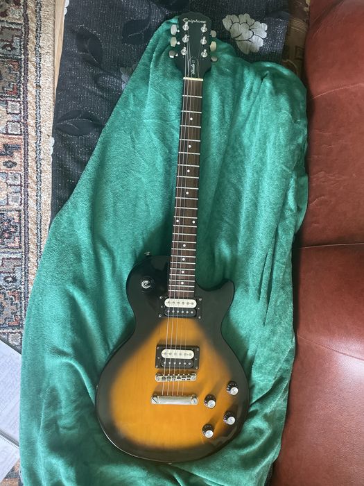 Chitara electrica cu amplificator