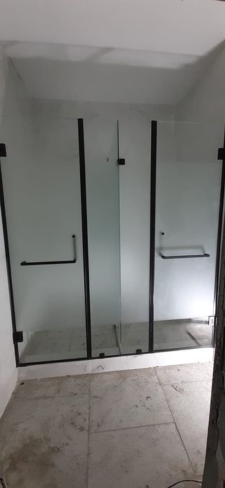 Стеклянные душевые кабинки