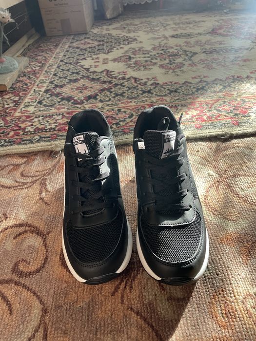 Кроссовки женские