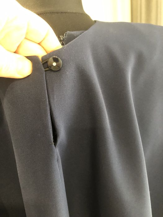 Rochie dreapta cu capă.