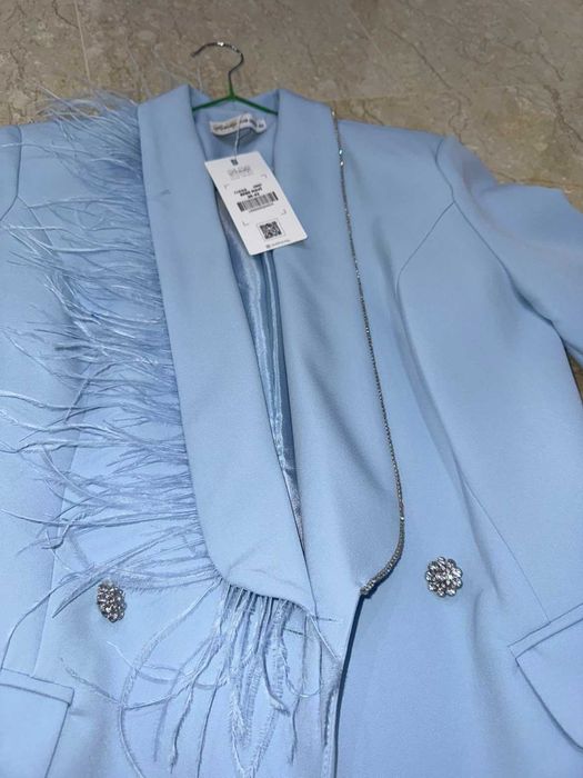 Чисто ново небесно синьо сако