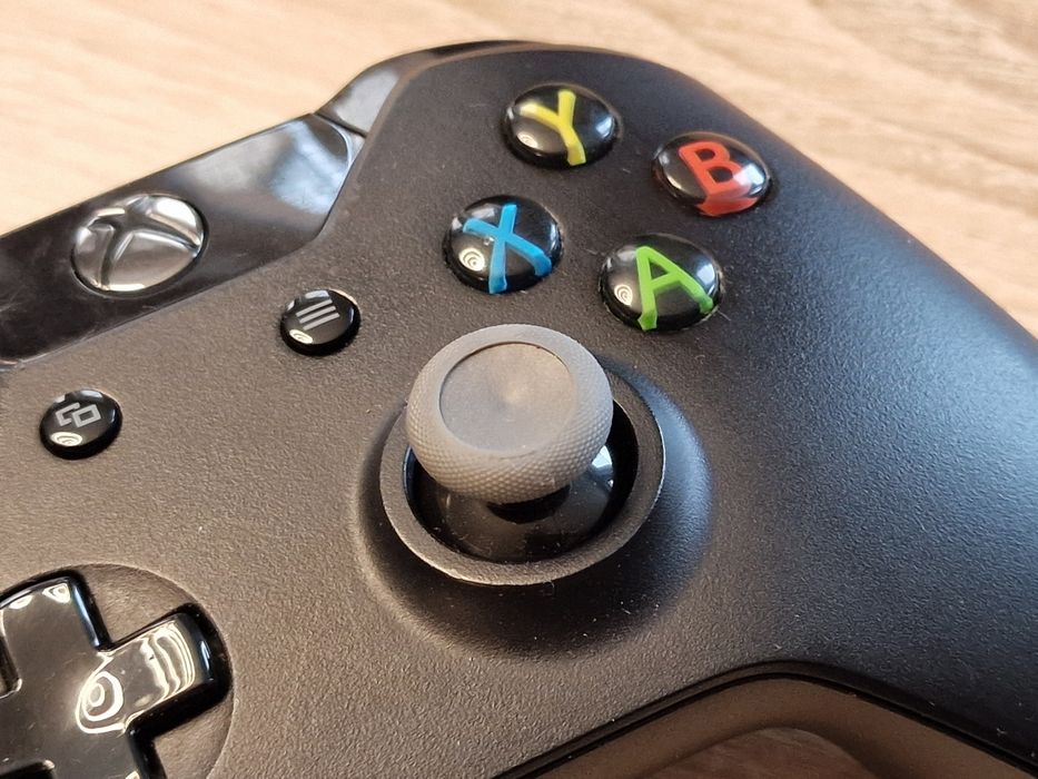 Xbox One 500gb с 2 контролера.