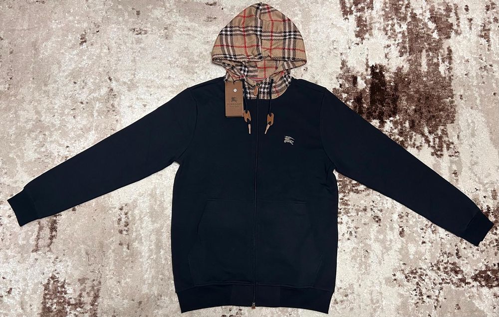 Vând compleu nou de bărbați Burberry