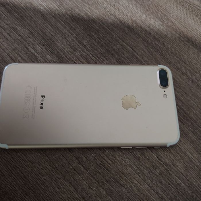 Продам айфон 7+.
