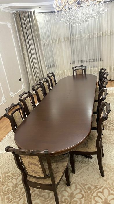 Стол стулья для гостей