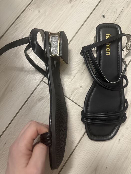 Босоножки низкий каблук