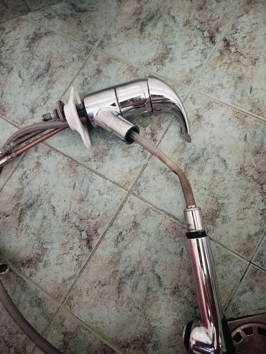 Смесител стоящ Видима с изтеглящ се душ 40 лева