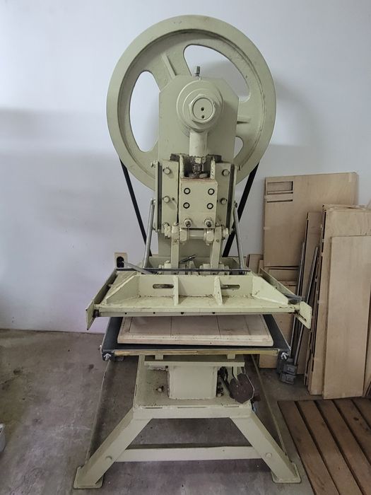 Ексцентър преса пригодена за щанцоване