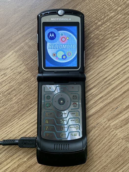 Telefon de colectie Motorola Flip V3i cu clapeta.Nu este functional.