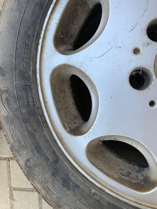 Vând o singură jantă pe 15 de Mercedes