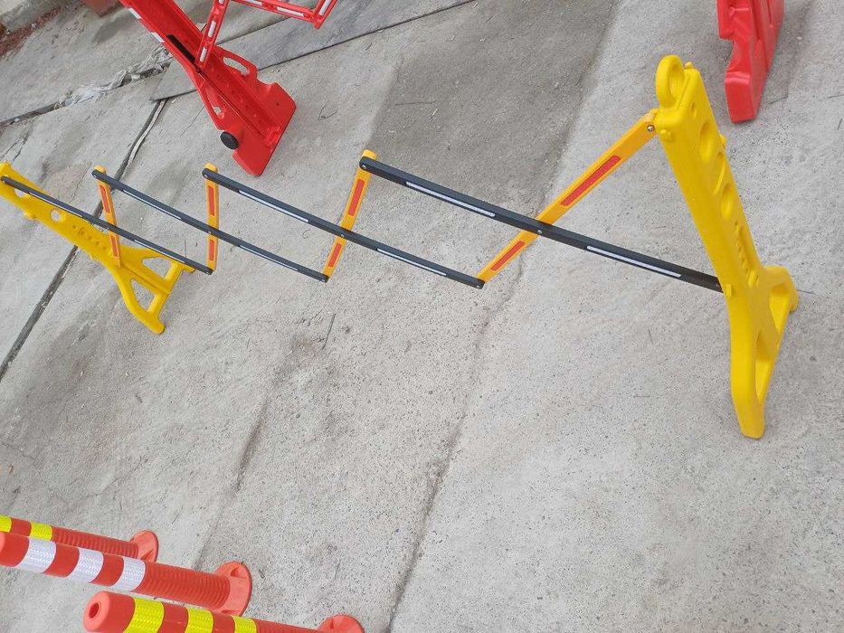 ОСТОРОЖНО — МОКРЫЙ ПОЛ  CAUTION  столбик дарожни занк