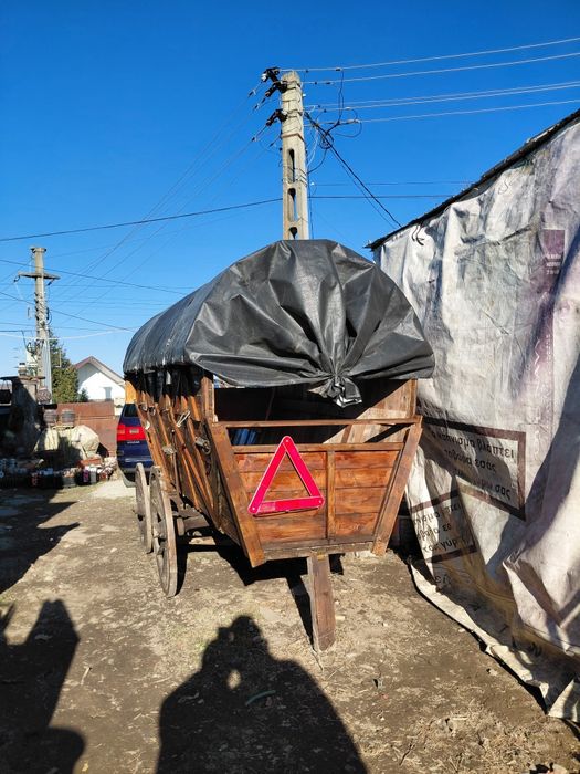 Cărută țigănească  cu coviltir,