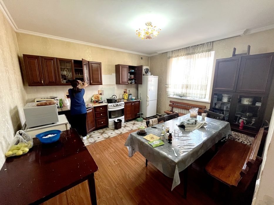 Частный дом с постройкоми.