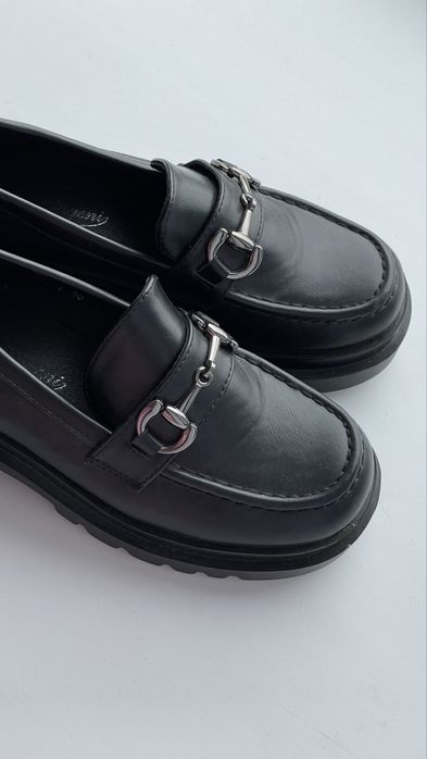 Продам лоферы женские