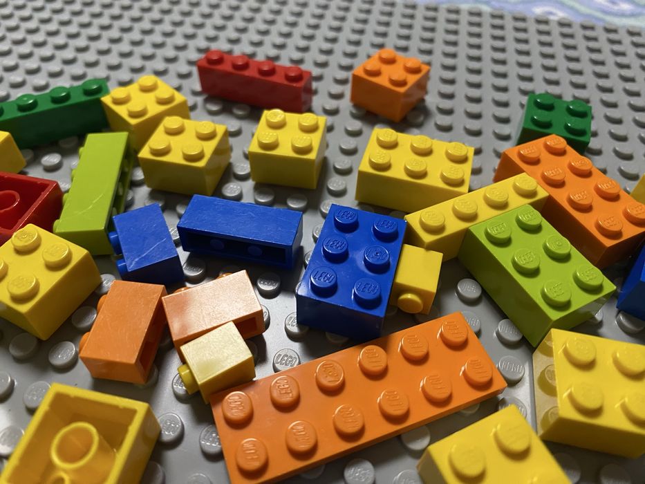 Set jucarii LEGO 11024 placa de baza gri 38cm si piese constructie 4+