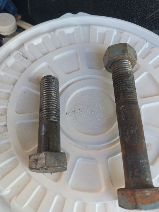 Стальные болты новые