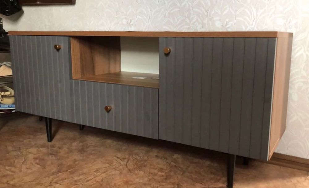 Тумба под телевизор на ножках
