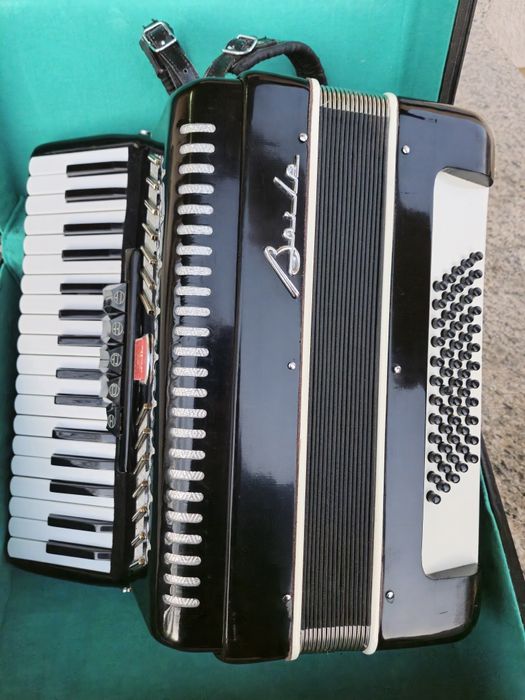 Vând acordeon Baile cu 60 basi negru