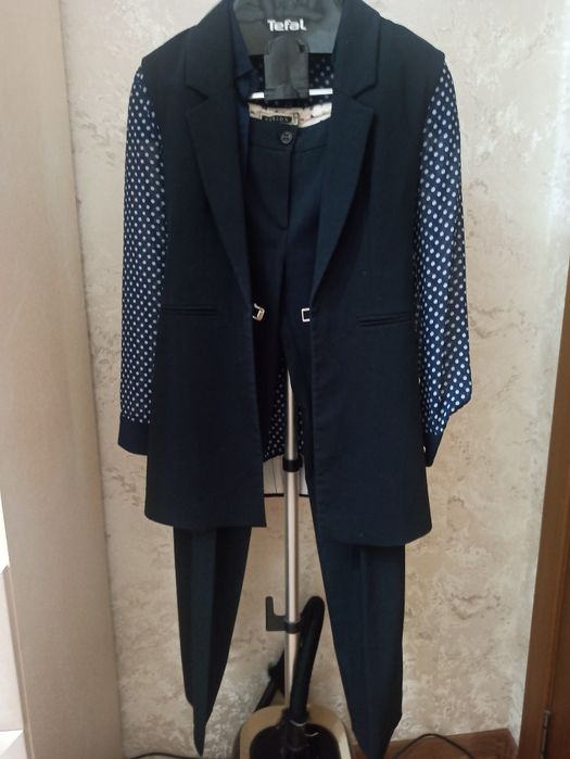 Женский брючный костюм