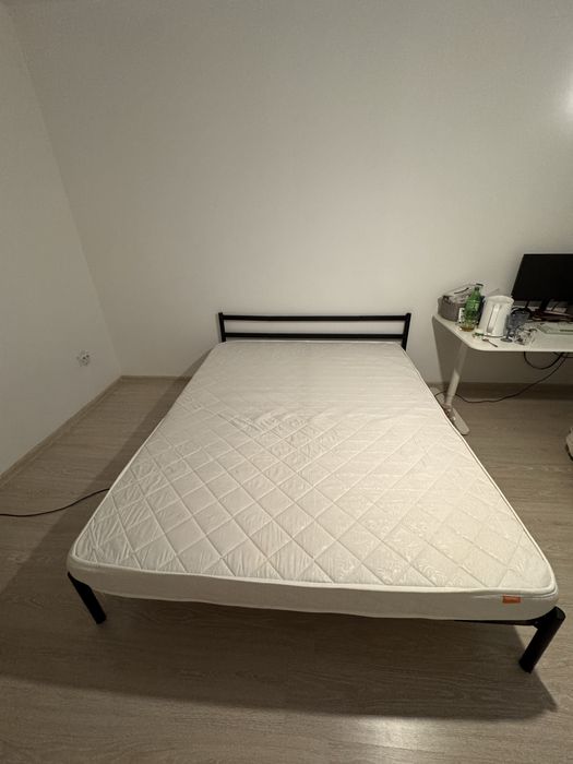 Кровать с матрасом