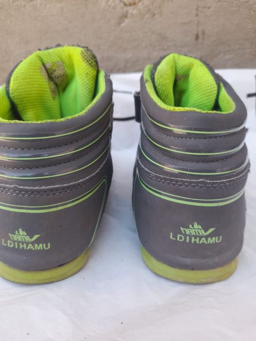 Продам кроссовки на мальчика