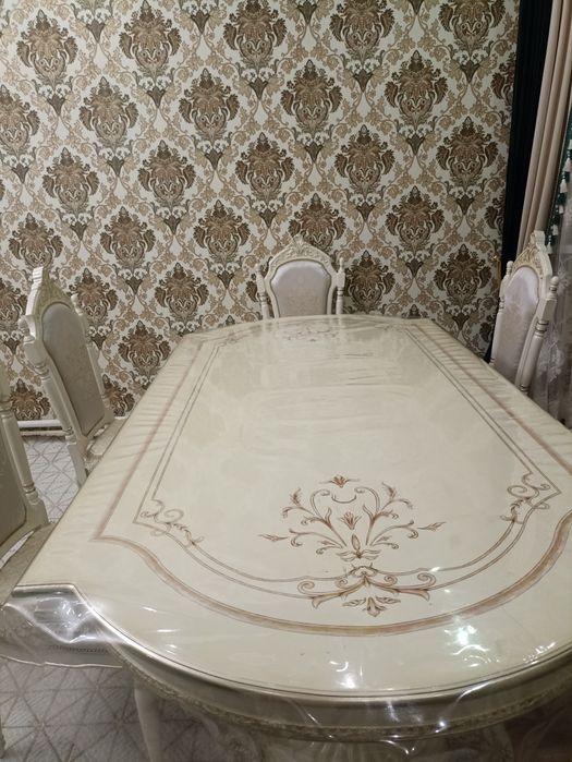 Гостиный стол и стулья