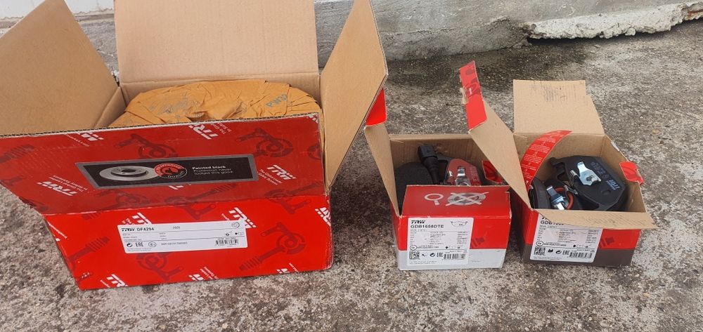 Нов преден спирачен комплект TRW - VW, Audi, Skoda, Seat