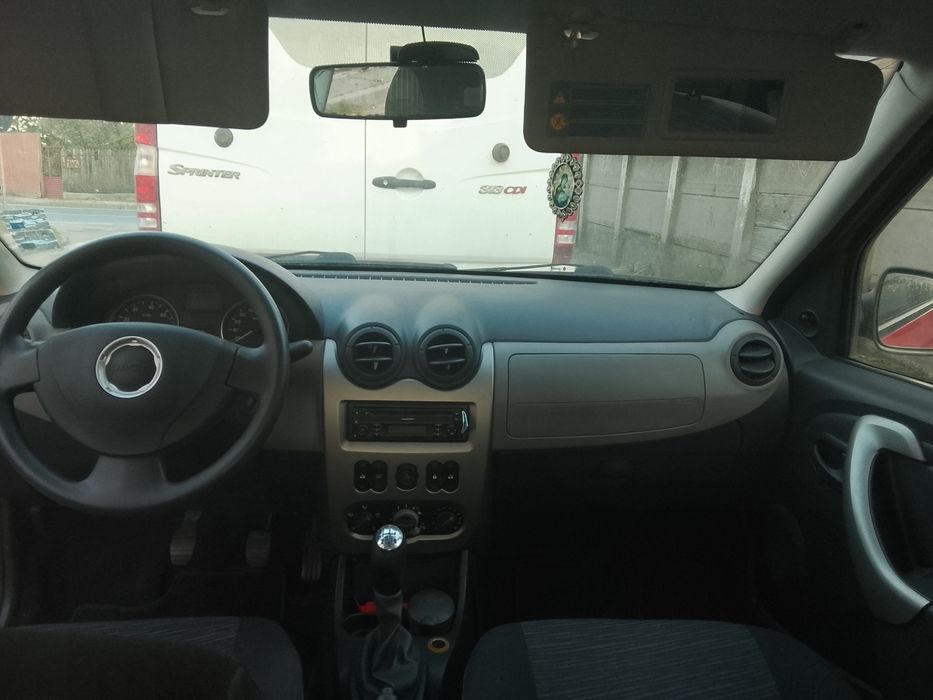 Vând Dacia Logan