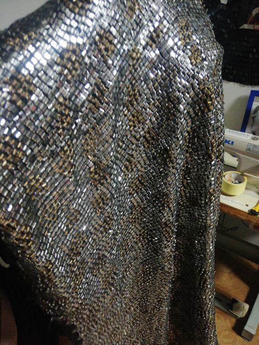 Broderie de paiete plus pietre pe voal din matase naturală.