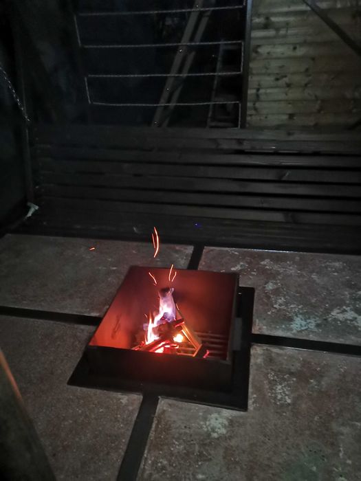 Дизайнерска градинска маса с огнище – метал и полиран бетон