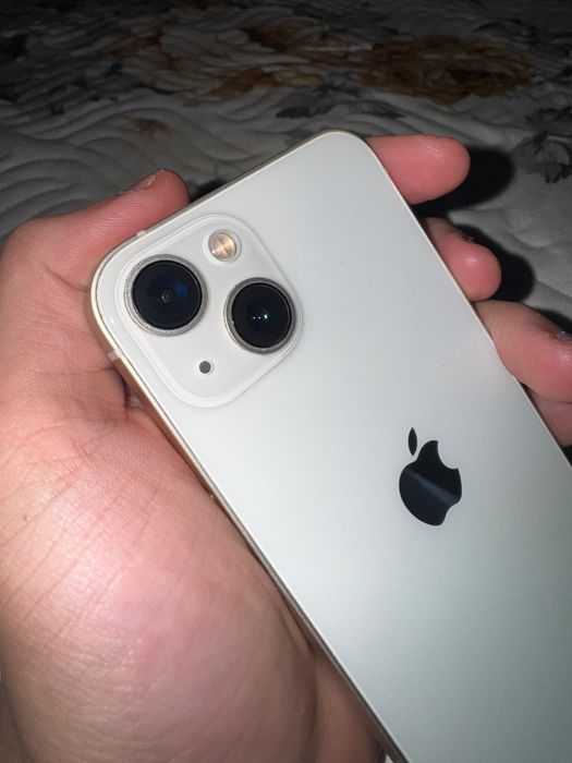 Vând iPhone 13 alb
