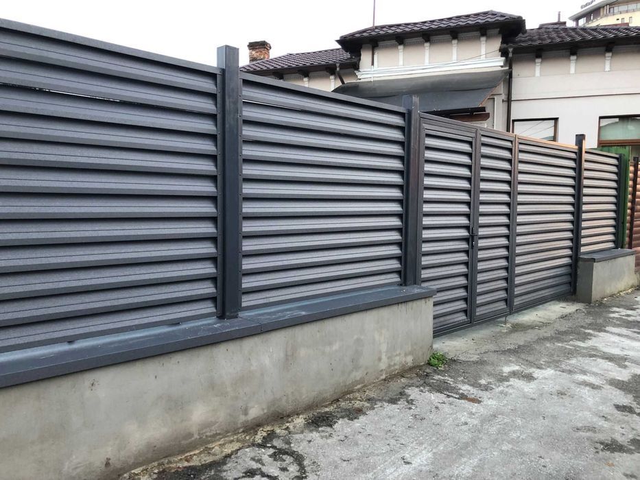 Garduri si porti din sipca metalica, panouri stil jaluzele, plasa bordurata, tabla cutata si alte modele disponibile