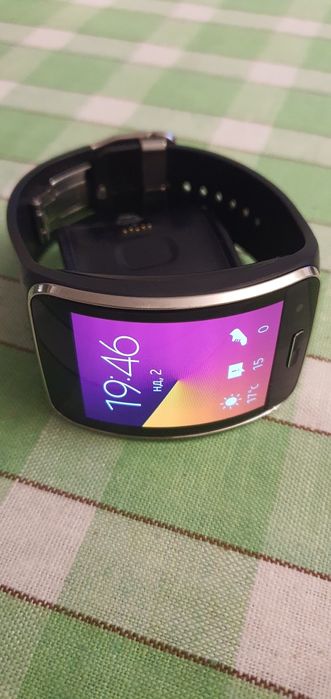 Продавам часовник Samsung Gear S