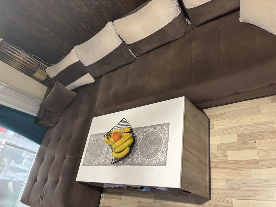 Ъглов диван и холна маса