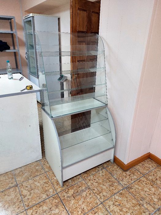 Стол и витрина в магазин