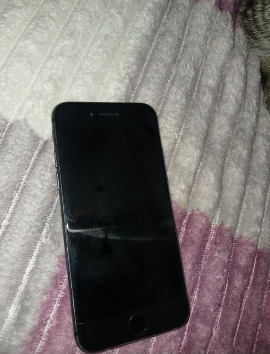 продам iphone 8.