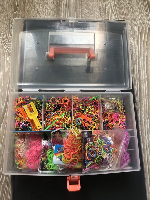 Кутия с отделения и ластччета за плетене на аксесоари