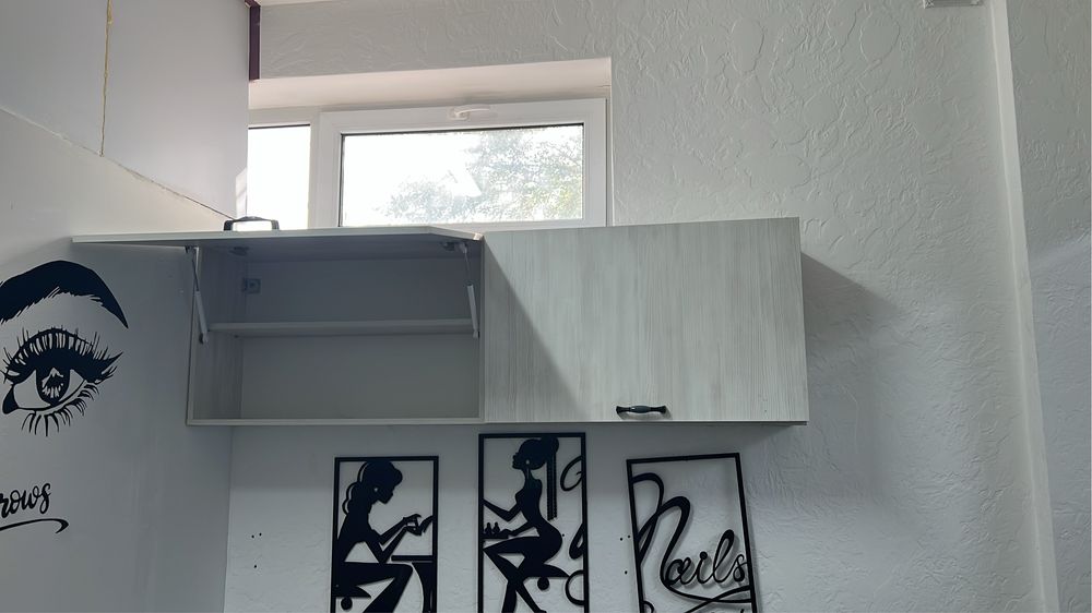 Стол и подвесной шкаф