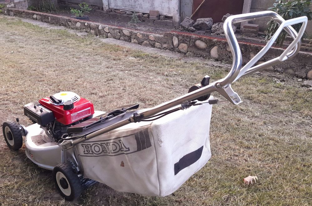 Masina tuns iarba Profesionala Honda HRA 214 TRANSMISIE CARDAN, 5HP 4TIMPI 53CM Made în Japan