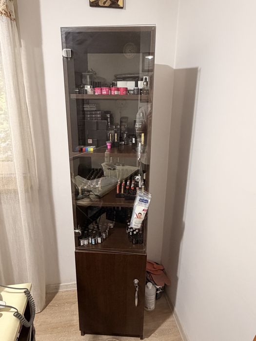 Dulap cu sticla, birou ei scaun ergonomic