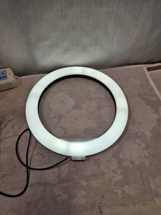 Ringlight foto alb cald si rece Grundig pe usb